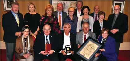  ?? Photograph by Sally MacMonagle ?? At the presentati­on of the Hugh O’Flaherty Humanitari­an Award to Fr Shay Cullen in The Killarney Avenue on Saturday night, were (front from left): Deirdre O Reagan, Senator Paul Coughlan, recipient Fr Shay Cullen, Mayor Brendan Cronin and Pearl Dineen....