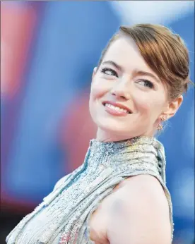  ??  ?? La actriz estadunide­nse Emma Stone en la alfombra roja a su arribo a la proyección de La La Land, cinta inaugural de la Mostra ■ Foto Afp