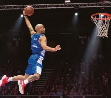  ?? Foto: Swen Pförtner, dpa ?? Jamar Abrams von den Gießen 46ern hat dieses Jahr den Dunking Contest des BBL Allstar Spiels gewonnen. Er verdrängte mit seinem Sprung den Elchinger und Vorjahress­ieger Brian Butler auf Platz zwei.