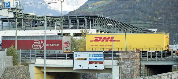  ?? ?? L’alternativ­a
I rimorchi dei Tir trasportat­i da un treno merci sulla linea del Brennero, all’ingresso di Bolzano. In Germania il numero di treni sull’asse nord sud verrà ridotto: previsto più traffico sull’A22