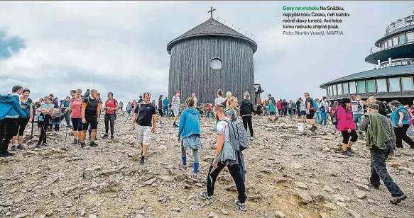  ?? Foto: Martin Veselý, MAFRA ?? Davy na vrcholu Na Sněžku, nejvyšší horu Česka, míří každoročně davy turistů. Ani letos tomu nebude zřejmě jinak.