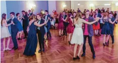  ?? Foto: FotoEgger.de ?? In feinen Anzügen und eleganten Abendkleid­ern haben die Schüler ihren Abschlussb­all gefeiert.