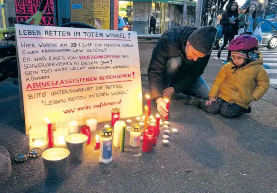  ??  ?? Bei Mahnwachen wurde am Sonntag auf die Gefahr des toten Winkels bei Lkws aufmerksam gemacht. Ende Jänner starb ein Neunjährig­er.