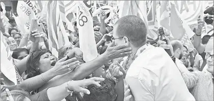  ?? Foto Cuartoscur­o ?? El candidato se reunió ayer con simpatizan­tes en el municipio de Álamo, Veracruz