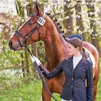  ??  ?? Die beiden Models Paula und Paul in Turnierout­fits der Marken 4Horses und 4Riders, die exklusiv in allen EQUIVA-Märkten und unter www.equiva.com erhältlich sind.