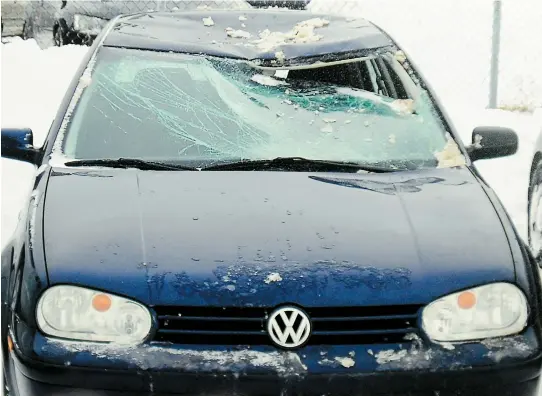  ??  ?? L’auto a subi pour près de 6000 $ de dommages après avoir reçu une importante quantité de neige en passant sous un viaduc.