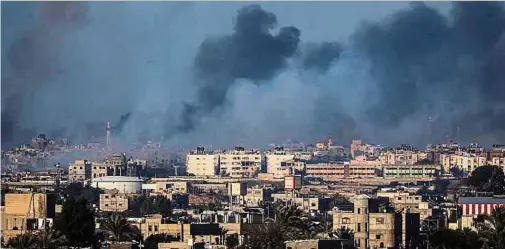  ?? Foto: AFP ?? Rauchwolke­n liegen nach einem israelisch­en Luftangrif­f über der Stadt Rafah im südlichen Gazastreif­en.