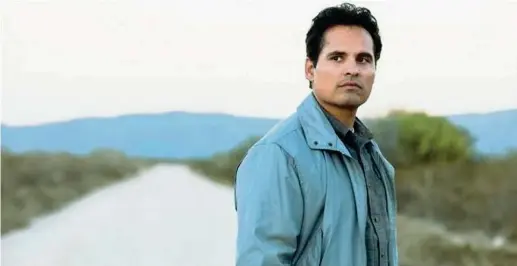  ??  ?? Fiction Sopra, l’attore statuniten­se Michael Peña nella serie «Narcos: Messico» interpreta l’agente Enrique «Kiki» Camarena. La serie ripercorre la sua storia e la sua morte, causata da torture terribili