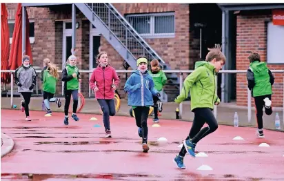  ?? FOTO:
ACHIM BLAZY ?? Sport, draußen, mit Abstand – und vor allem Spaß: Der Leichtathl­etik-nachwuchs des TUS Lintorf Mitte März beim Training.