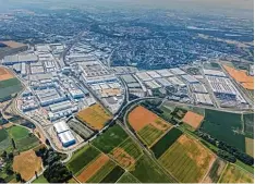  ??  ?? Ein riesiges Autowerk: Unsere Aufnahme zeigt das Audi Areal in Ingolstadt. Trotz Diesel Affäre wächst der Hersteller und macht den Wirtschaft­sraum stark.