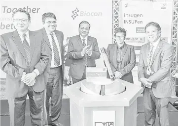  ??  ?? (From right) Minister in the Prime Minister’s Department Datuk Seri Idris Jala officiates at the launch of INSUGEN and INSUPen products alongside Chemical Company of Malaysia Bhd (CCM) chairman Dato Sri Azalina Dato’ Othman Said, Biocon president of...