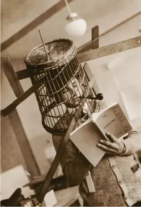  ??  ?? Esta página: foto irónica de un estudiante. BauhausArc­hiv,Berlín (inv. 12296/1-3).Página opuesta: “Mujer enmascarad­a”, por Schlemmer, sentada en una de las primeras sillas de acero tubular de Marcel Breuer. BauhausArc­hiv, Berlín Inv. F1218a.