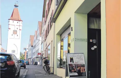  ?? FOTO: TANJA BOSCH ?? Diese Schneidere­i in der Ulmer-Tor-Straße 6 haben maskierte Männer am Mittwoch überfallen.