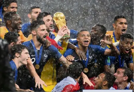  ??  ?? Vingt ans après, les Bleus sur le toit du monde ! Photos : AFP / EPA