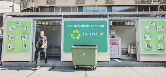  ??  ?? El reciclatge és una de les línies d'actuació prioritàri­es.