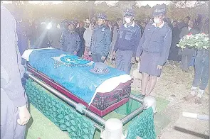  ?? (Pics: Joseph Zulu) ?? The casket of Zinhle Mavuso before it was lowered into the grave.