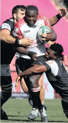  ?? SAMUEL SHIVAMBU Backpagepi­x ?? STI Sithole of the Lions challenged by Ruben van Heerden ( left) and Phepsi Buthelezi ( right) of the Sharks during a Currie Cup match last year, is in top form and can expected to be a major player in the pack against the Stormers. |