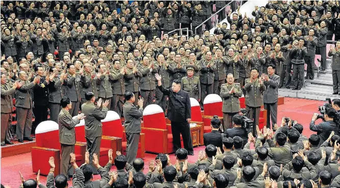  ?? REUTERS-22/9/2013 ?? Lista de crimes. Militares saúdam Kim Jong-un em Pyongyang; líder norte-coreano enviou milhares de pessoas a campos de presos políticos e mandou executar desafetos