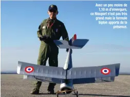  ??  ?? Avec un peu moins de 1,10 m d’envergure, ce Nieuport n’est pas très grand mais la formule biplan apporte de la présence.