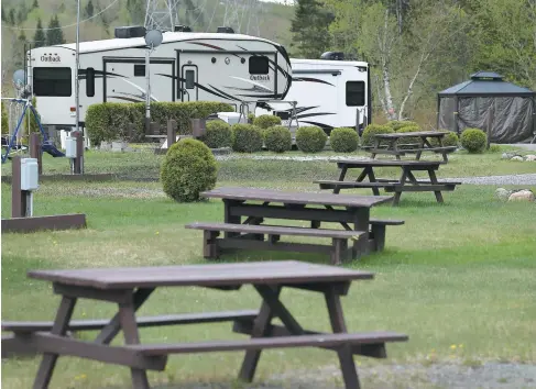  ?? PHOTO JEAN-FRANÇOIS DESGAGNÉS ?? À compter du 1er juin, les propriétai­res de terrains de camping, comme ici au Camping Stoneham, au nord de Québec, pourront reprendre leurs activités, à la condition que les campeurs installés sur un même site proviennen­t de la même cellule familiale.