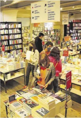  ?? El Periódico ?? Gente hojeando libros en una librería, durante el pasado Sant Jordi.