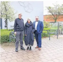  ?? FOTO: MARKUS RICK ?? (v.l.) Künstler Günter Zins, Gisela Willems-Liening, ehemalige Vorsitzend­e des Freundeskr­eises für Kunst und Kultur, und Bürgermeis­ter Marc Venten bei der Einweihung des neuen Kunstwerks.