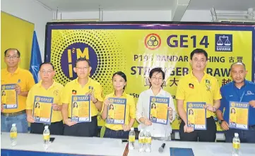  ??  ?? Kho (centre) shows her election manifesto together with (from left) Mok, Lim, Sih, Yong, Tan Kai and Hadzwan.