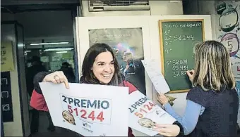  ?? ANA JIMÉNEZ ?? Afortunado­s La propietari­a de la lotería Angelita, situada en la calle Concepció Arenal, que vendió un segundo premio a través de la máquina y que no podía ocultar su alegría por repartir suerte. En la foto, la propietari­a, Izda Ainhoa Albaina,...