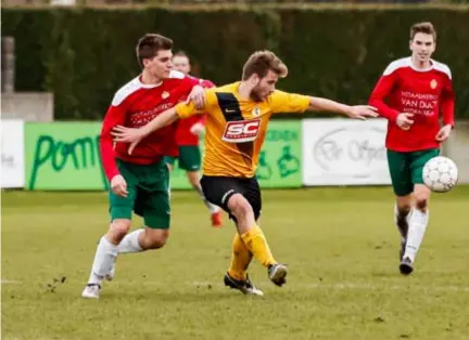  ?? FOTO SMB ?? Ben Adriaensen (Merksplas, in geel shirt) maakt zich breed voor Glenn Adriaens van Zoersel.