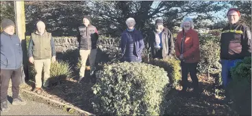  ?? ?? Members of Lismore Men’s Shed with Lismore Tidy Towns members Nora O’Connor and Mary O’Brien, pictured at the planted area at Towns park before and after weeding and mulching.