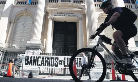  ?? DAVID FERNÁNDEZ/EFE ?? Dia tenso. Greve geral paralisou a Argentina ontem; protesto provocou cancelamen­to de voos no Brasil para o país vizinho