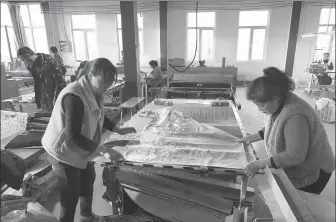  ?? PROVIDED TO CHINA DAILY ?? Workers stitch pleats on a horse-faced skirt at an e-commerce industrial park in Caoxian on March 7.