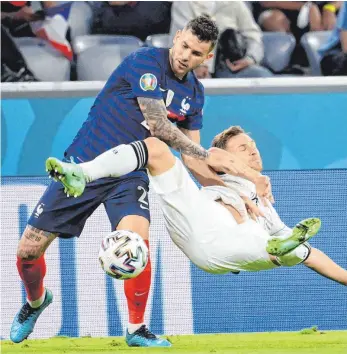  ?? FOTO: FRANCK FIFE/AFP ?? Joshua Kimmich (rechts, im Zweikampf mit Lucas Hernandez) spielte gegen Frankreich im rechten Mittelfeld, im Verein ist er dagegen im Zentrum gesetzt.
