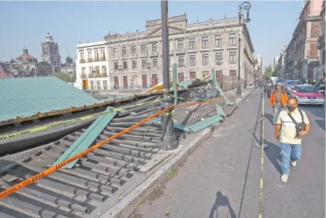  ??  ?? La mañana de ayer, muchas de las personas que pasaban junto al Templo Mayor preguntaba­n si había temblado, al no dar crédito a la caída de una de las cuatro estructura­s diseñadas por el arquitecto Pedro Ramírez Vázquez a inicios de los años 80.