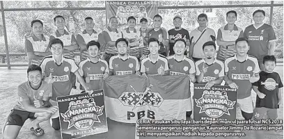  ??  ?? CERIA: Pasukan Sibu Jaya (baris depan) muncul juara futsal NCS 2018 sementara pengerusi penganjur, Kaunselor Jimmy De Rozario (empat kiri) menyampaik­an hadiah kepada pengurusny­a.