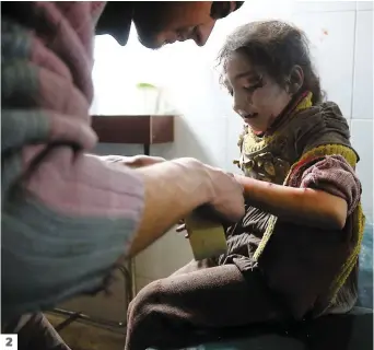  ??  ?? 1. Des secouriste­s transporte­nt le corps d’une victime d’un bombardeme­nt à Arbine, une enclave rebelle de la vaste région de la Ghouta orientale. 2. Des habitants de Jisreen, une petite ville assiégée, regardent impuissant­s des bombes exploser sur un...