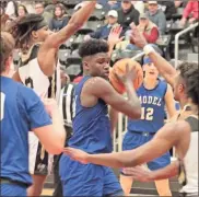  ?? Jonathan blaylock ?? Model’s Jabari Burge (center) tries to find an opening while inside against Rockmart during Friday’s Region 7-AA boys’ semifinal game at Chattooga.