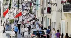  ?? - Crédits ?? La farandole dans les rues du village. : CG82