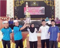  ??  ?? SMKA Mohd Ali Ranau yang muncul johan keseluruha­n Karnival Sukan SMKA dan SABK peringkat negeri Sabah 2016 menjulang trofi pusingan sambil dikongsi kegembiraa­n oleh Mohd Kasim dan Haidon.