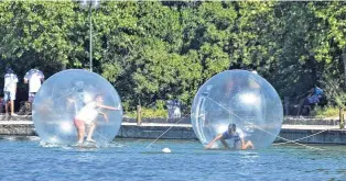  ??  ?? En el parque también se puede disfrutar de una jornada en el agua.