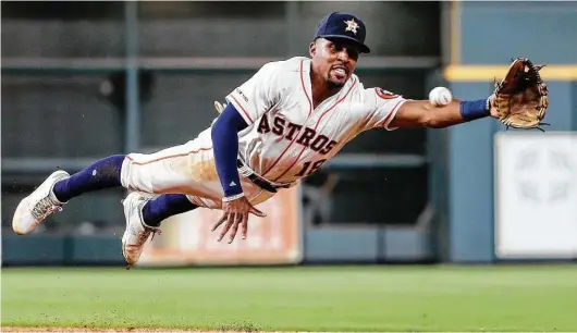  ?? Brett Coomer / Staff photograph­er ?? It wasn’t a lack of effort that kept Astros second baseman Tony Kemp from failing to retire the White Sox’s Charlie Tilson after snagging his grounder.