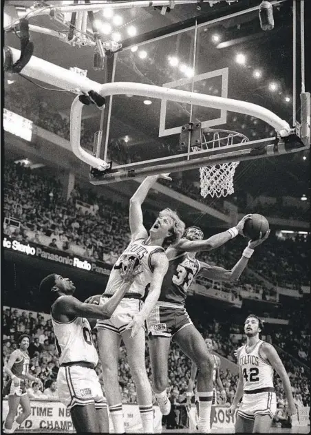  ?? Bettmann Archive ?? SIX HALL OF FAMERS, including the Lakers’ Kareem Abdul-Jabbar (33) and Boston’s Larry Bird, center, and Robert Parish, left, played in the first game on Italian television in 1981, but the Celtics’ Chris Ford (42) took the only three-pointers, making one of three.