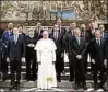  ??  ?? Der Papst mit den Eu-staats- und Regierungs­chefs. Foto: rtr