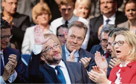  ?? Foto: Kay Nietfeld, dpa ?? Martin Schulz im Willy Brandt Haus: Der designiert­e Parteichef und Kanzlerkan­didat wird mit viel Beifall bedacht. Und mit seiner Ankündigun­g, für mehr Gerechtigk­eit im Land sorgen zu wollen, trifft er auch den richtigen Ton.