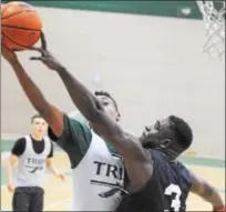  ?? GENE WALSH — DIGITAL FIRST MEDIA ?? Wissahicko­n’s Anthony Lawrence reaches to block Methacton’s Noah Kitaw’s lay up at Dock Monday night.