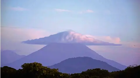  ??  ?? Arriba, los volcanes de la isla de Ometepe vistos desde el Jícaro Island Lodge. A la izda., de arriba abajo, de izda. a dcha., piscina del hotel Tribal; campanario de la iglesia de la Merced; los tejados de Granada desde La Casona; embarcader­o de...