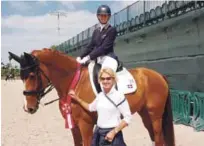  ?? FUENTE EXTERNA ?? Yvonne con su amiga y entrenador­a Kathy Priest sobre el lomo de Zig Zag el caballo que llevará a los Juegos Centroamer­icanos y del Caribe.