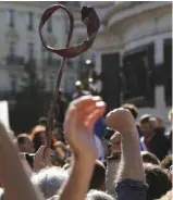  ?? THOMAS SAMSON AGENCE FRANCE-PRESSE ?? Les députés de La France insoumise ont boycotté le discours de Macron à Versailles. Jean-Luc Mélenchon a pris la parole devant des centaines de partisans, place de la République à Paris.