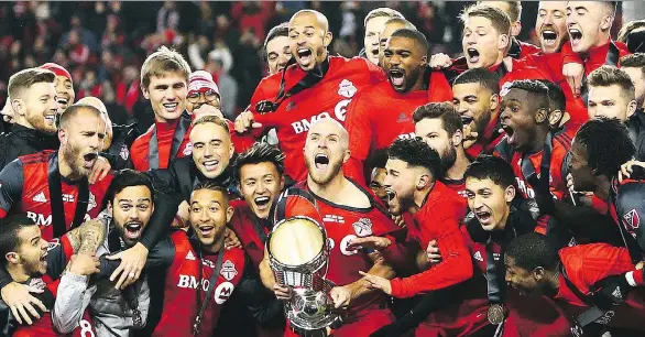  ?? VAUGHN RIDLEY/GETTY IMAGES ?? Michael Bradley lifts the championsh­ip trophy after Toronto FC won the 2017 MLS Cup final against the Seattle Sounders in Toronto on Saturday.