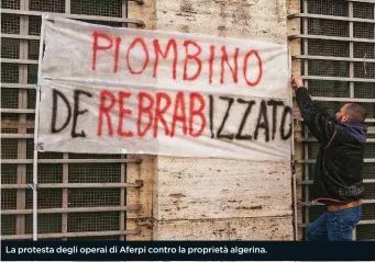  ??  ?? La protesta degli operai di Aferpi contro la proprietà algerina.